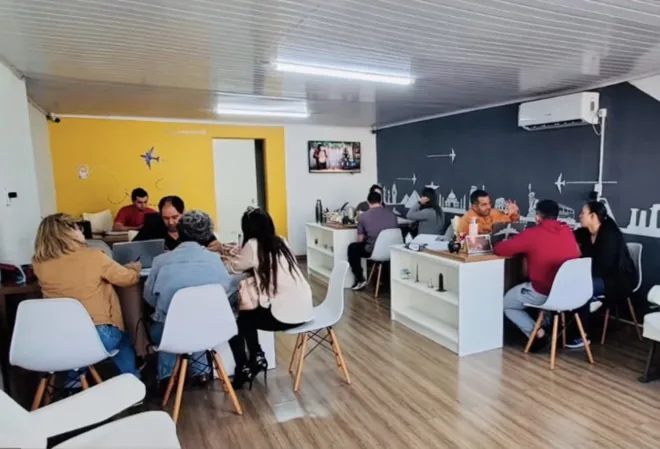 Interior de ModoAvión con asesores atendiendo a viajeros