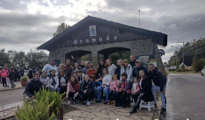 Grupo de viajeros junto al pórtico de Gramado