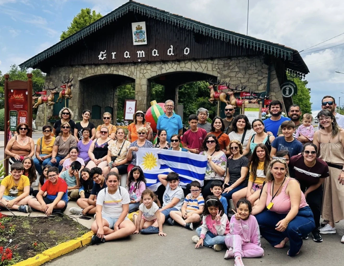 Nuestros viajeros frente al pórtico de Gramado