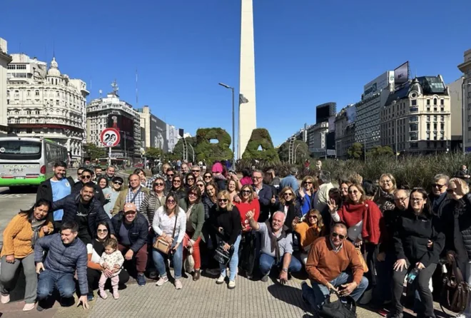Grupo de viajeros junto al Obelisco de Buenos Aires