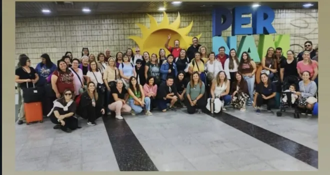 Grupo de viajeros con equipaje durante un viaje