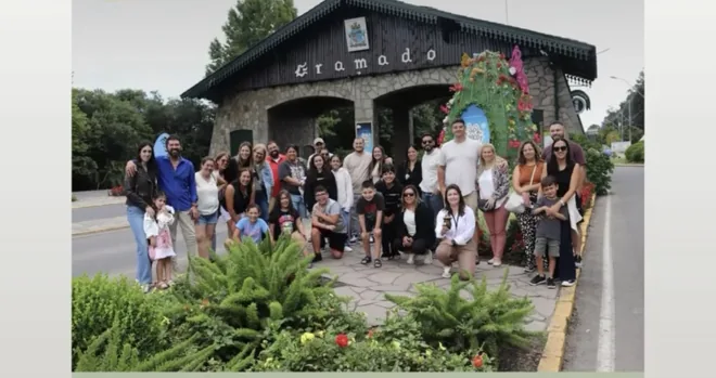 Viajeros reunidos frente al pórtico de Gramado
