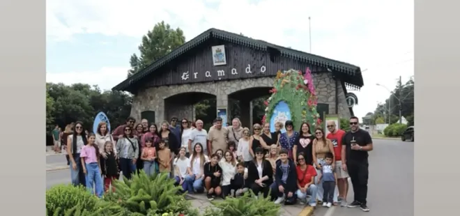 Grupo de viajeros en el pórtico de Gramado con decoración festiva