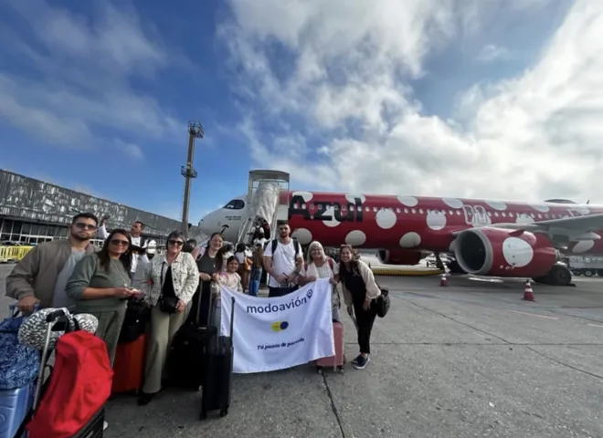 Viajeros de ModoAvión antes de embarcar en un avión